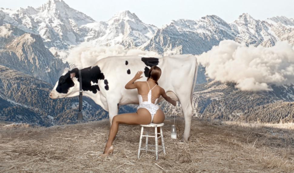 Kanye West și Bianca Censori șochează din nou, cu un videoclip muzical bizar în care soția artistului mulge vaca aproape dezbrăcată 1075842