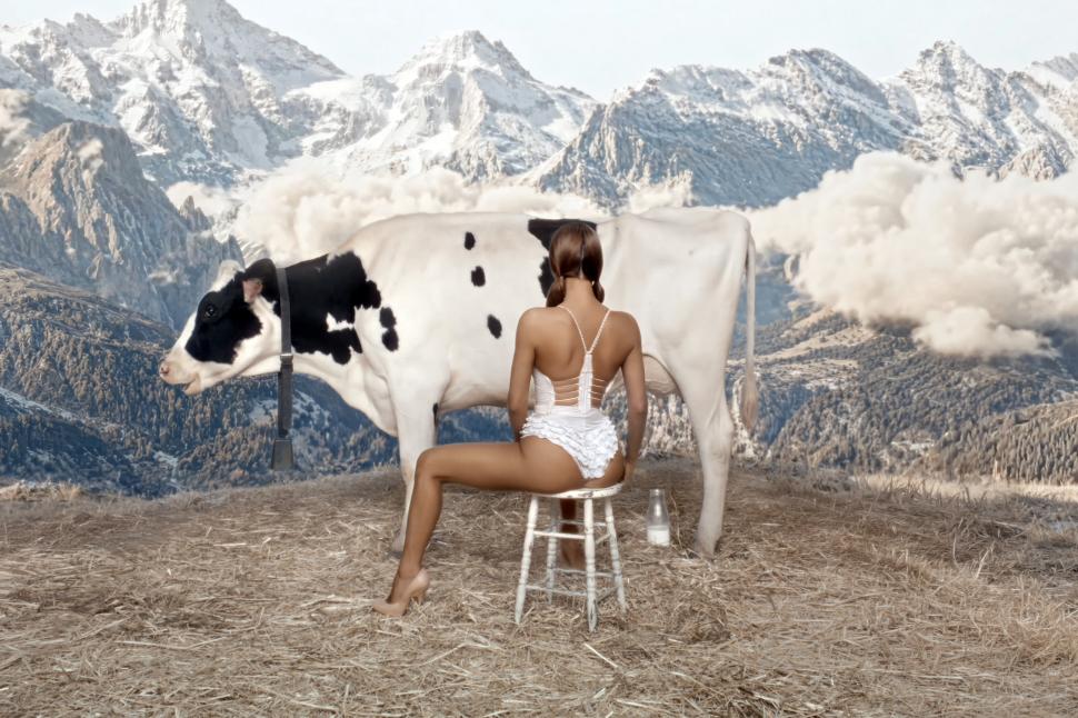 Kanye West și Bianca Censori șochează din nou, cu un videoclip muzical bizar în care soția artistului mulge vaca aproape dezbrăcată 1075844