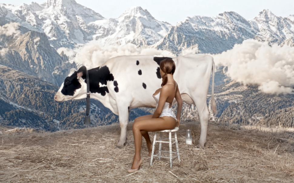 Kanye West și Bianca Censori șochează din nou, cu un videoclip muzical bizar în care soția artistului mulge vaca aproape dezbrăcată 1075845
