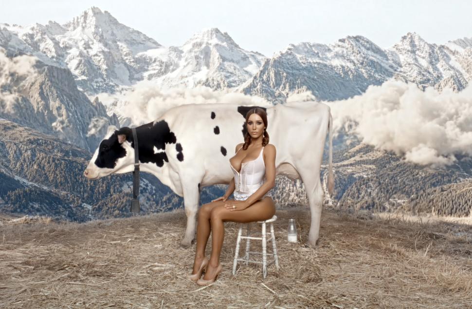 Kanye West și Bianca Censori șochează din nou, cu un videoclip muzical bizar în care soția artistului mulge vaca aproape dezbrăcată 1075846