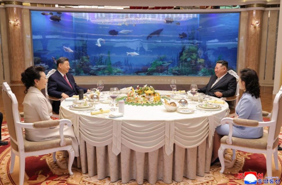 Kim Jong Un l-a plimbat pe Xi Jinping cu mașina lui electrică, în a doua zi a vizitei la Phenian. Apoi au luat masa cu soțiile lor 1075806