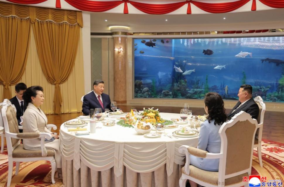 Kim Jong Un l-a plimbat pe Xi Jinping cu mașina lui electrică, în a doua zi a vizitei la Phenian. Apoi au luat masa cu soțiile lor 1075807