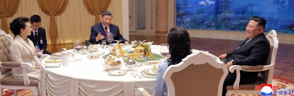 Kim Jong Un l-a plimbat pe Xi Jinping cu mașina lui electrică, în a doua zi a vizitei la Phenian. Apoi au luat masa cu soțiile lor 1075808