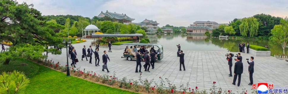 Kim Jong Un l-a plimbat pe Xi Jinping cu mașina lui electrică, în a doua zi a vizitei la Phenian. Apoi au luat masa cu soțiile lor 1075809