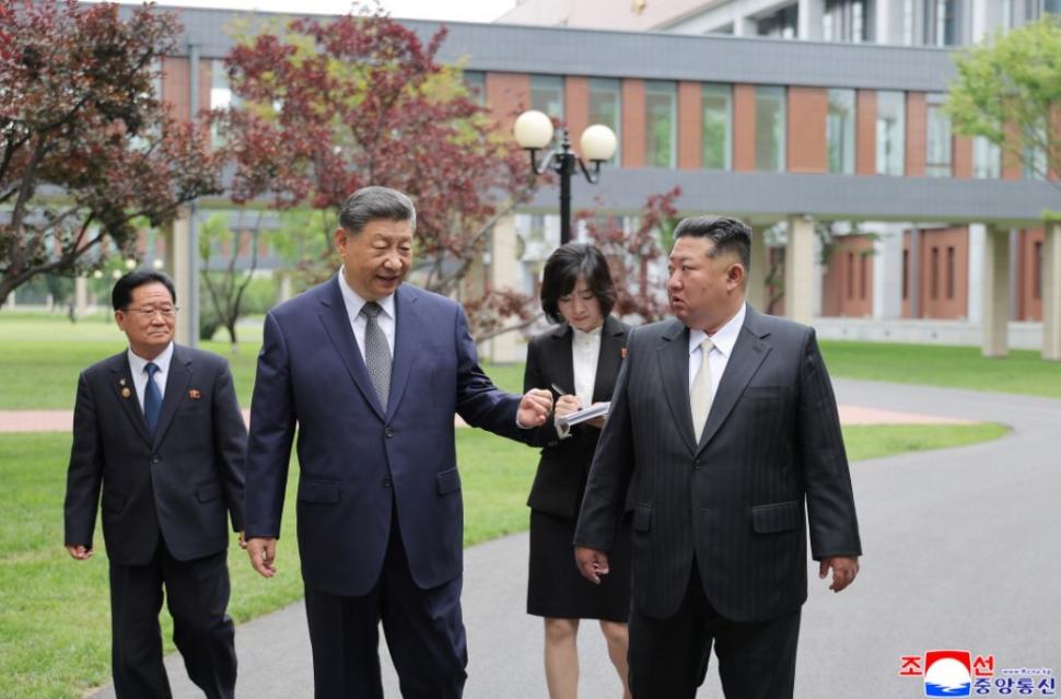 Kim Jong Un l-a plimbat pe Xi Jinping cu mașina lui electrică, în a doua zi a vizitei la Phenian. Apoi au luat masa cu soțiile lor 1075810