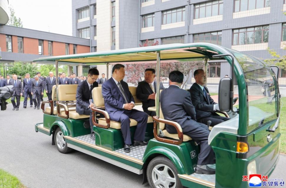 Kim Jong Un l-a plimbat pe Xi Jinping cu mașina lui electrică, în a doua zi a vizitei la Phenian. Apoi au luat masa cu soțiile lor 1075811