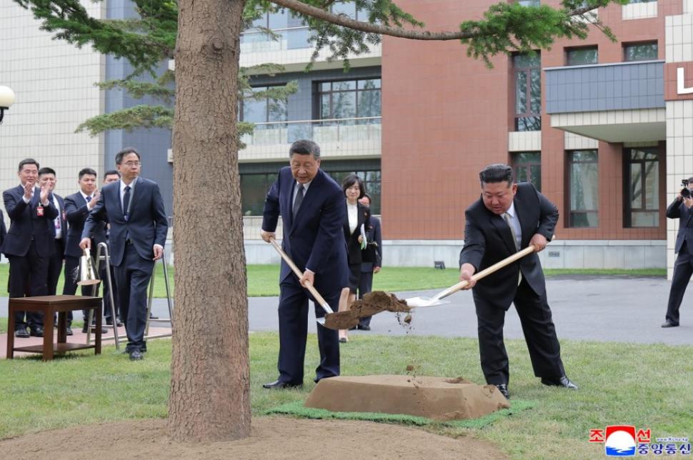 Kim Jong Un l-a plimbat pe Xi Jinping cu mașina lui electrică, în a doua zi a vizitei la Phenian. Apoi au luat masa cu soțiile lor 1075812