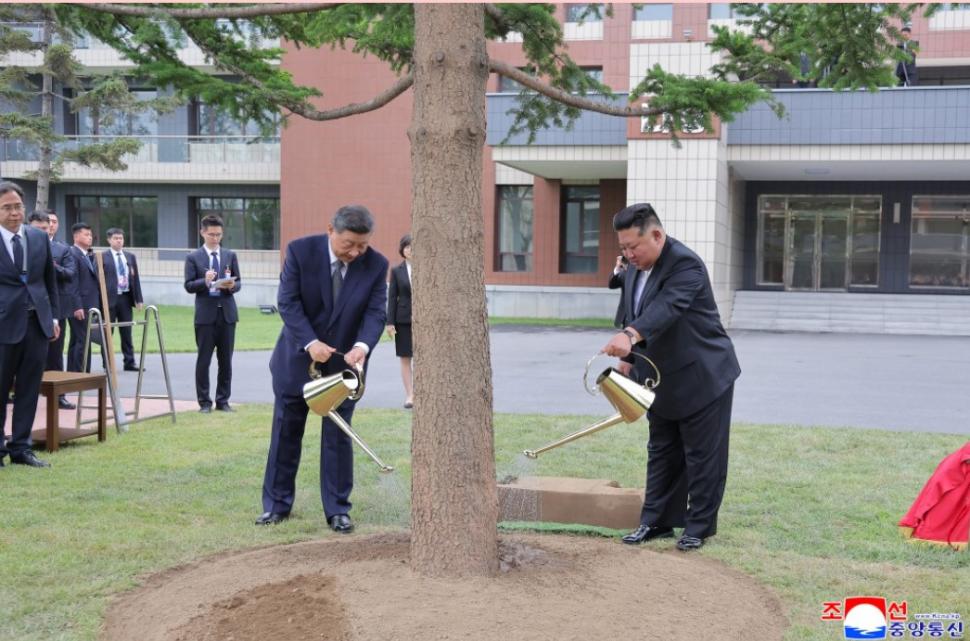 Kim Jong Un l-a plimbat pe Xi Jinping cu mașina lui electrică, în a doua zi a vizitei la Phenian. Apoi au luat masa cu soțiile lor 1075813