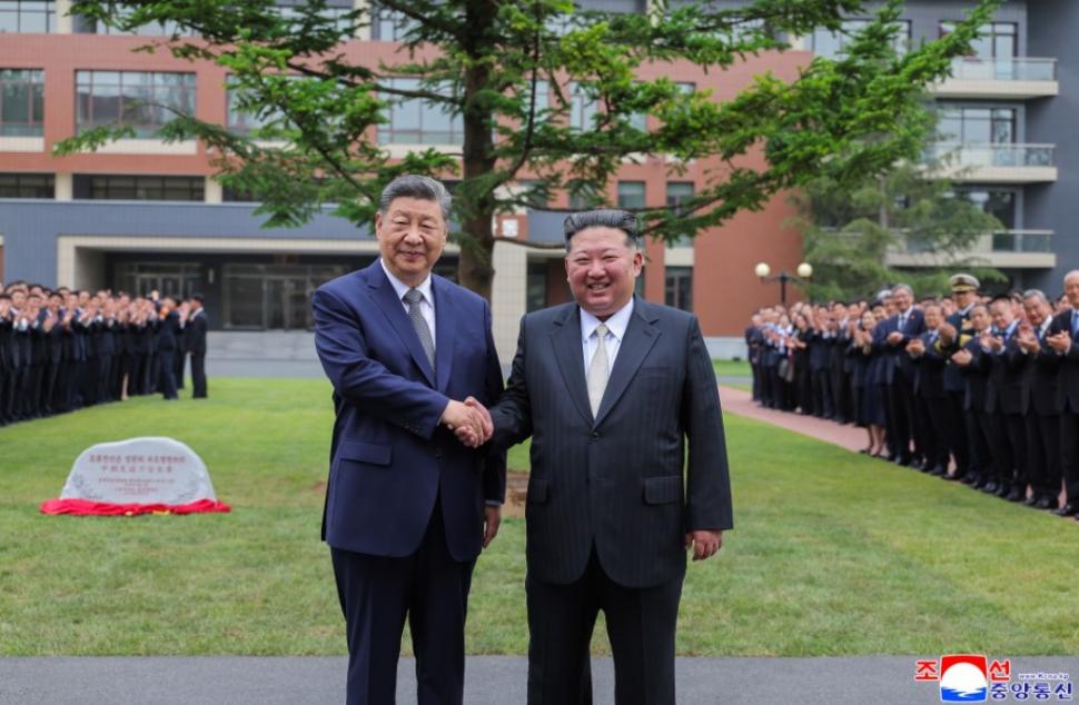 Kim Jong Un l-a plimbat pe Xi Jinping cu mașina lui electrică, în a doua zi a vizitei la Phenian. Apoi au luat masa cu soțiile lor 1075814