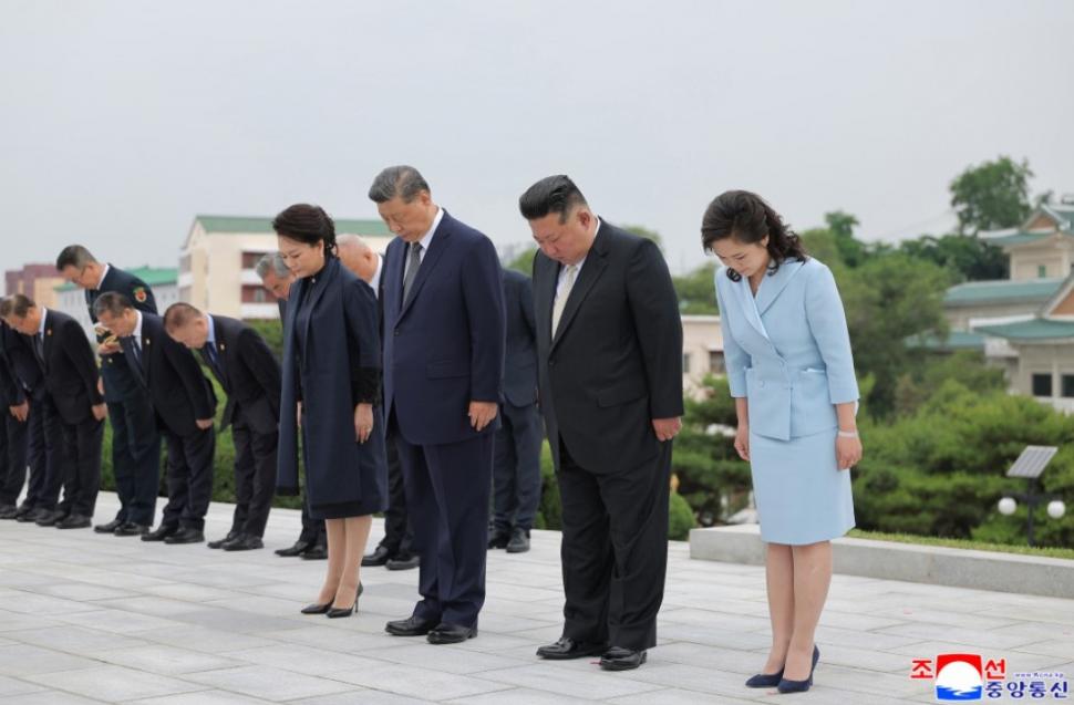 Kim Jong Un l-a plimbat pe Xi Jinping cu mașina lui electrică, în a doua zi a vizitei la Phenian. Apoi au luat masa cu soțiile lor 1075815