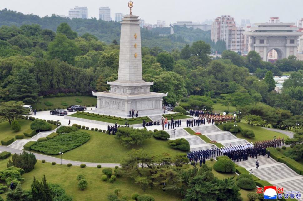 Kim Jong Un l-a plimbat pe Xi Jinping cu mașina lui electrică, în a doua zi a vizitei la Phenian. Apoi au luat masa cu soțiile lor 1075816