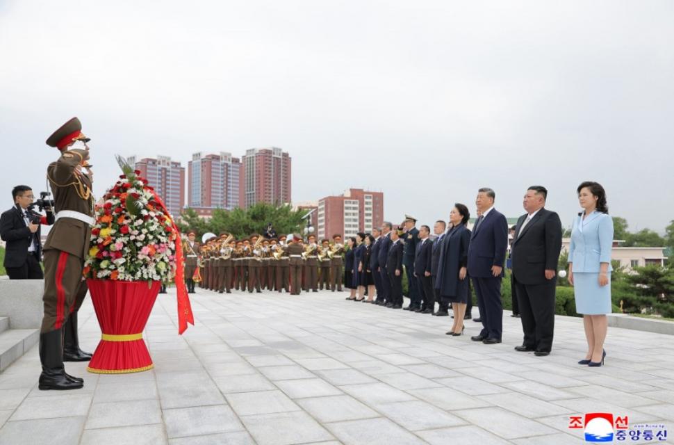 Kim Jong Un l-a plimbat pe Xi Jinping cu mașina lui electrică, în a doua zi a vizitei la Phenian. Apoi au luat masa cu soțiile lor 1075817