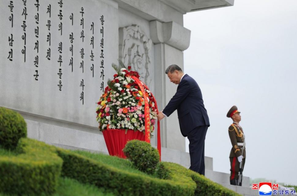 Kim Jong Un l-a plimbat pe Xi Jinping cu mașina lui electrică, în a doua zi a vizitei la Phenian. Apoi au luat masa cu soțiile lor 1075818
