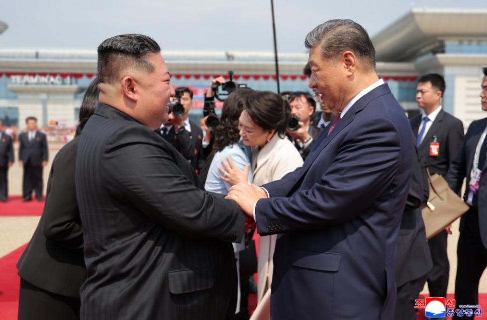 Kim Jong Un l-a plimbat pe Xi Jinping cu mașina lui electrică, în a doua zi a vizitei la Phenian. Apoi au luat masa cu soțiile lor 1075819