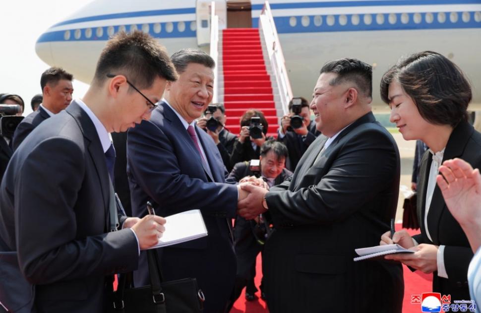 Kim Jong Un l-a plimbat pe Xi Jinping cu mașina lui electrică, în a doua zi a vizitei la Phenian. Apoi au luat masa cu soțiile lor 1075820
