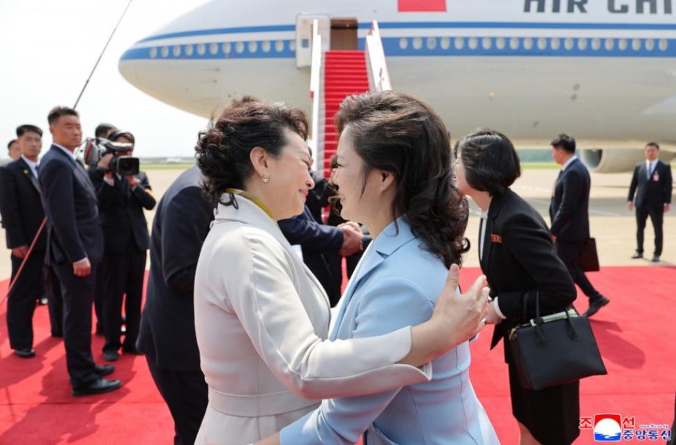 Kim Jong Un l-a plimbat pe Xi Jinping cu mașina lui electrică, în a doua zi a vizitei la Phenian. Apoi au luat masa cu soțiile lor 1075821