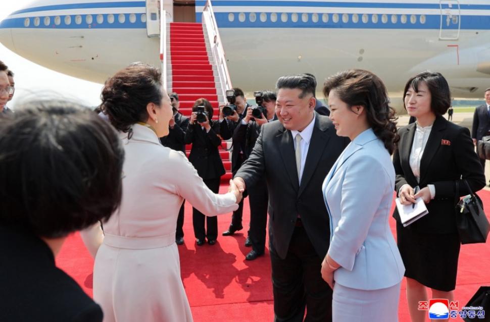 Kim Jong Un l-a plimbat pe Xi Jinping cu mașina lui electrică, în a doua zi a vizitei la Phenian. Apoi au luat masa cu soțiile lor 1075822