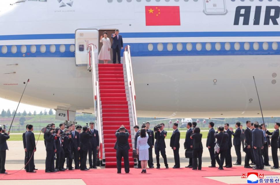 Kim Jong Un l-a plimbat pe Xi Jinping cu mașina lui electrică, în a doua zi a vizitei la Phenian. Apoi au luat masa cu soțiile lor 1075823