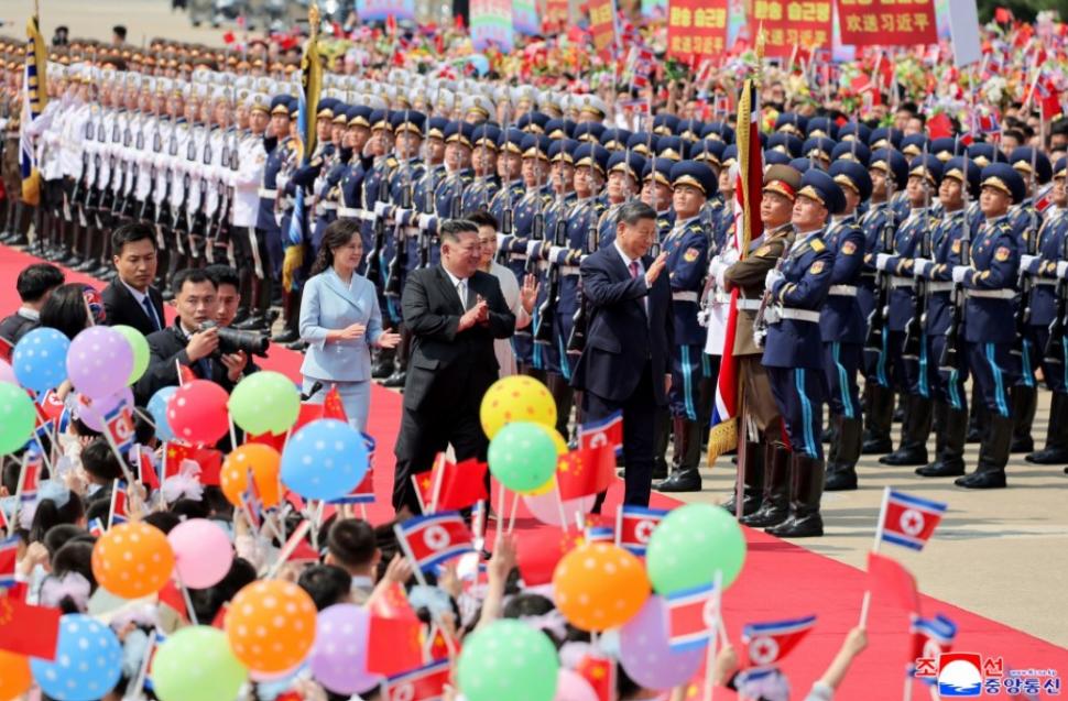 Kim Jong Un l-a plimbat pe Xi Jinping cu mașina lui electrică, în a doua zi a vizitei la Phenian. Apoi au luat masa cu soțiile lor 1075824