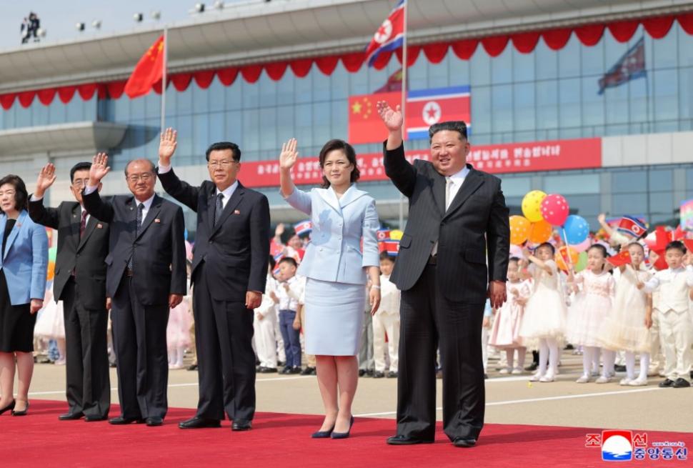 Kim Jong Un l-a plimbat pe Xi Jinping cu mașina lui electrică, în a doua zi a vizitei la Phenian. Apoi au luat masa cu soțiile lor 1075825