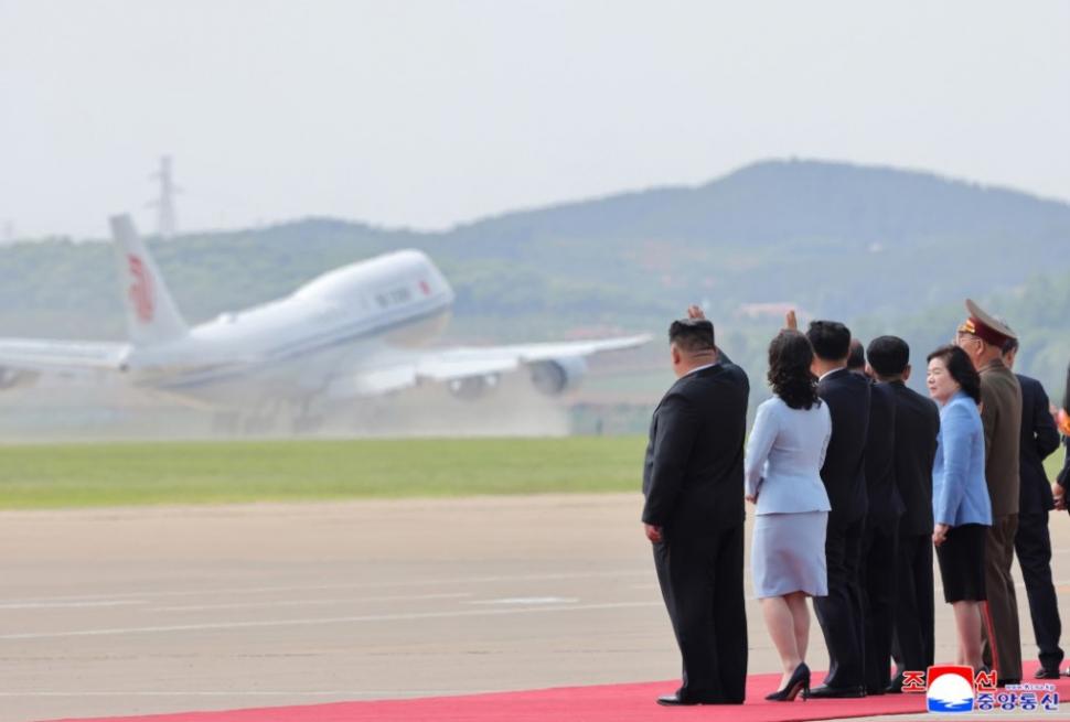 Kim Jong Un l-a plimbat pe Xi Jinping cu mașina lui electrică, în a doua zi a vizitei la Phenian. Apoi au luat masa cu soțiile lor 1075826