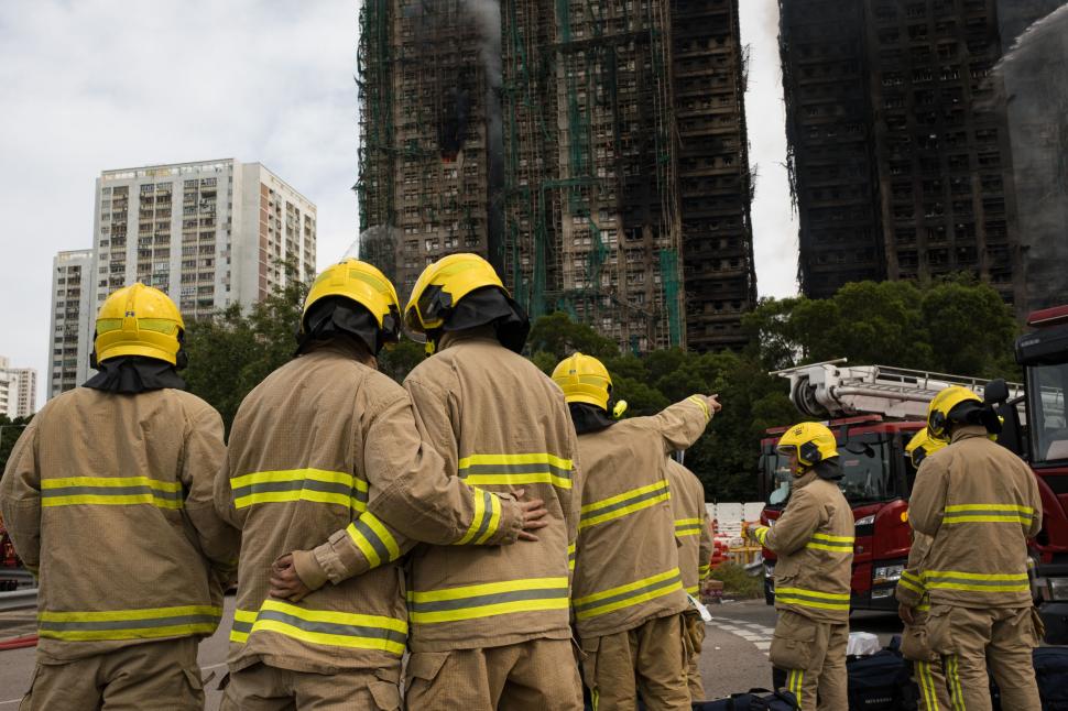 Şapte persoane şi două companii, puse sub acuzare pentru incendiul mortal din Hong Kong din 2025. Infernul ar fi pornit de la o țigară  1075999