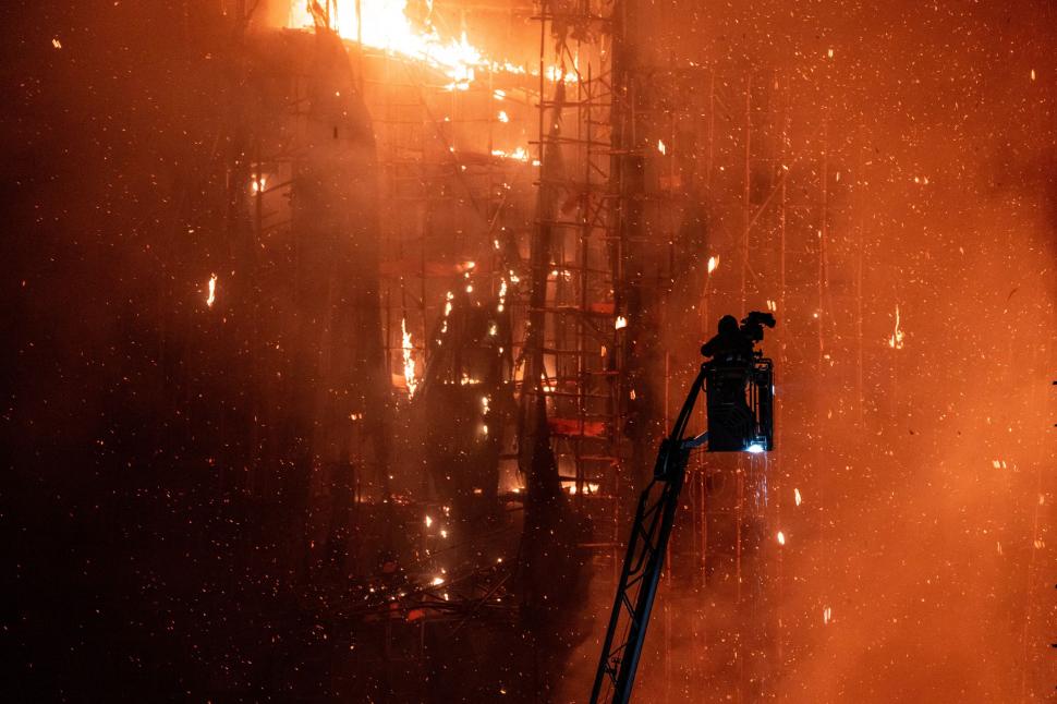Şapte persoane şi două companii, puse sub acuzare pentru incendiul mortal din Hong Kong din 2025. Infernul ar fi pornit de la o țigară  1076006