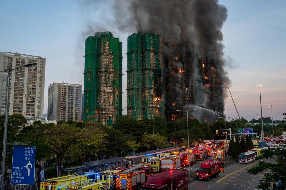 Şapte persoane şi două companii, puse sub acuzare pentru incendiul mortal din Hong Kong din 2025. Infernul ar fi pornit de la o țigară  1076018
