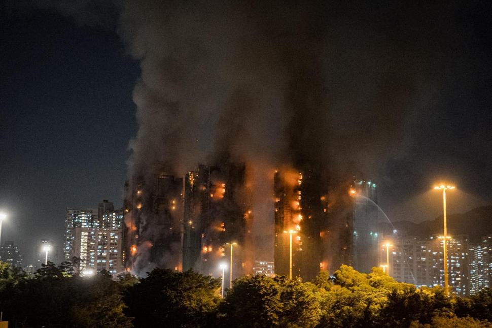 Şapte persoane şi două companii, puse sub acuzare pentru incendiul mortal din Hong Kong din 2025. Infernul ar fi pornit de la o țigară  1076023