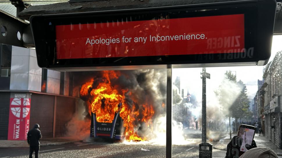 Violențe îngrozitoare anti-imigranți la Belfast, cu case și mașini incendiate: Atacatorii sunt copii. Ambasada avertizează românii 1075734