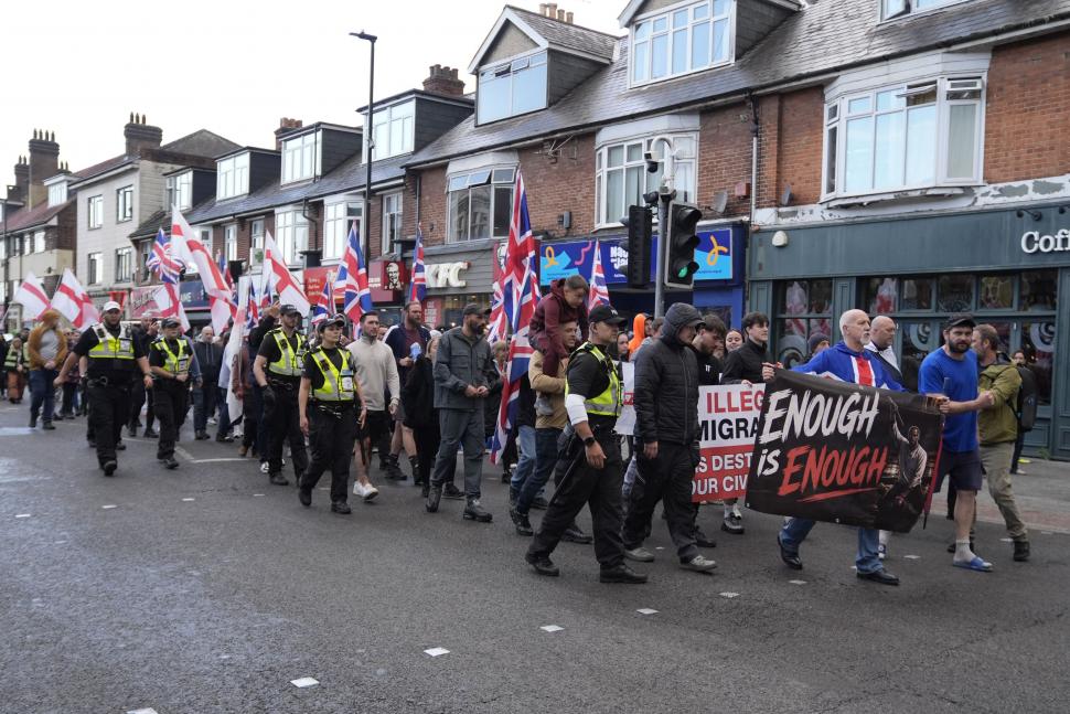 Violențe îngrozitoare anti-imigranți la Belfast, cu case și mașini incendiate: Atacatorii sunt copii. Ambasada avertizează românii 1075735
