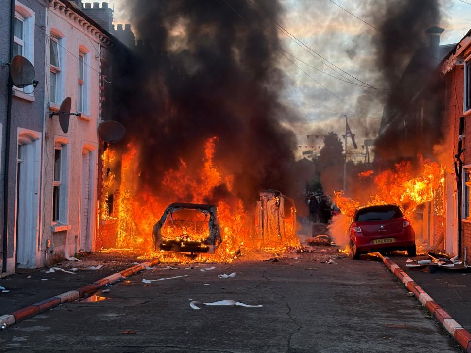 Violențe îngrozitoare anti-imigranți la Belfast, cu case și mașini incendiate: Atacatorii sunt copii. Ambasada avertizează românii 1075738