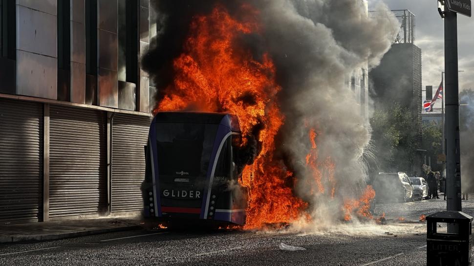 Violențe îngrozitoare anti-imigranți la Belfast, cu case și mașini incendiate: Atacatorii sunt copii. Ambasada avertizează românii 1075741