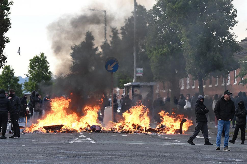Violențe îngrozitoare anti-imigranți la Belfast, cu case și mașini incendiate: Atacatorii sunt copii. Ambasada avertizează românii 1075742