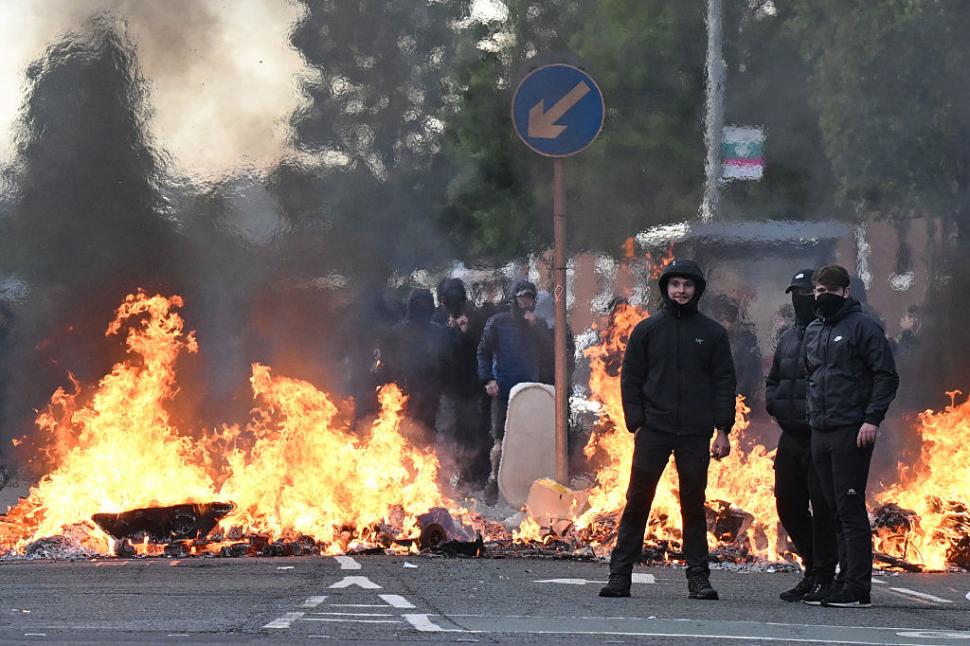 Violențe îngrozitoare anti-imigranți la Belfast, cu case și mașini incendiate: Atacatorii sunt copii. Ambasada avertizează românii 1075743
