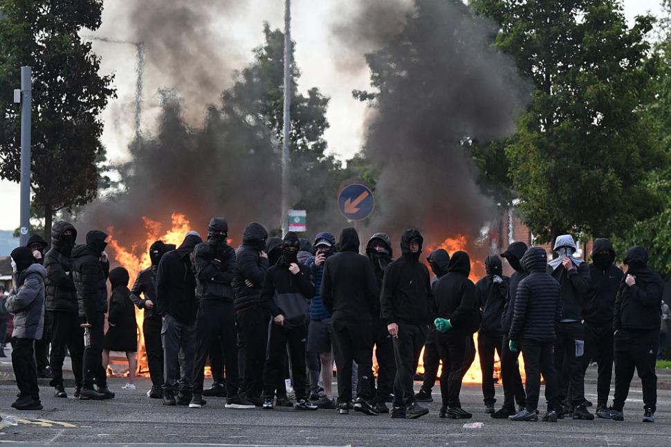 Violențe îngrozitoare anti-imigranți la Belfast, cu case și mașini incendiate: Atacatorii sunt copii. Ambasada avertizează românii 1075744