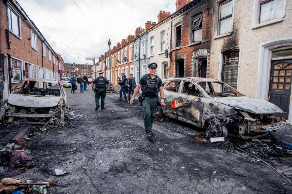 Românii din Belfast au cerut ajutorul MAE. Protestatarii violenți le-au vandalizat locuințele, unii vor să se întoarcă în România 1076194