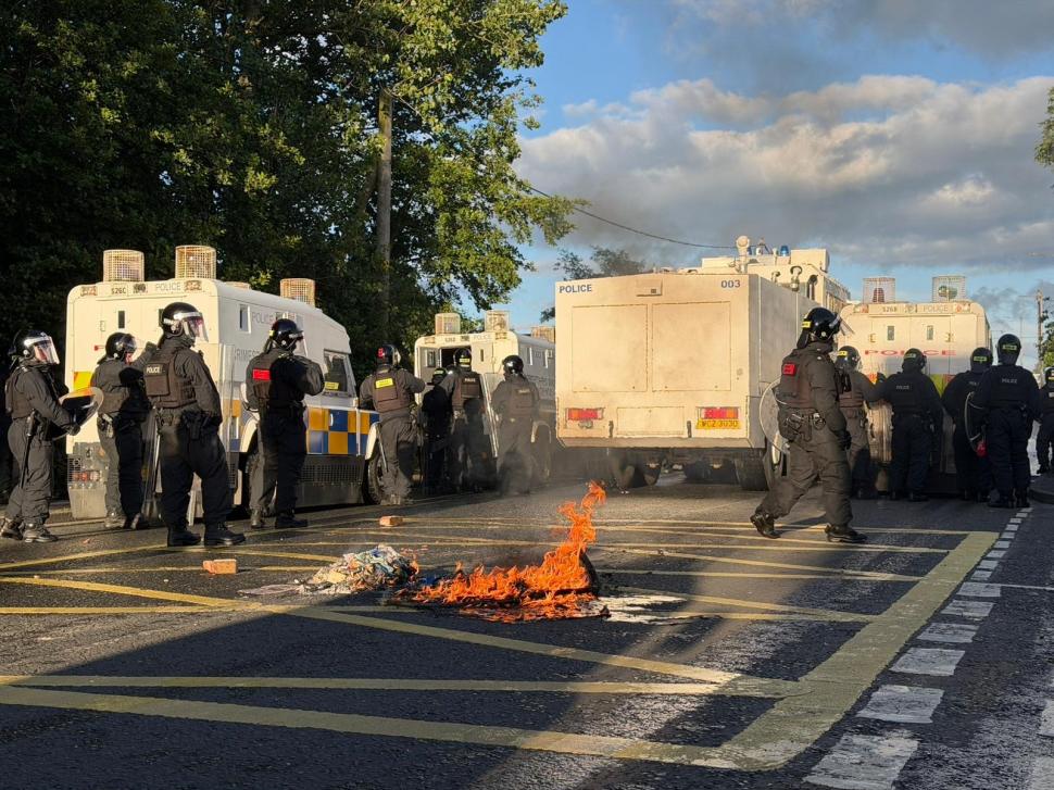 Românii din Belfast au cerut ajutorul MAE. Protestatarii violenți le-au vandalizat locuințele, unii vor să se întoarcă în România 1076196
