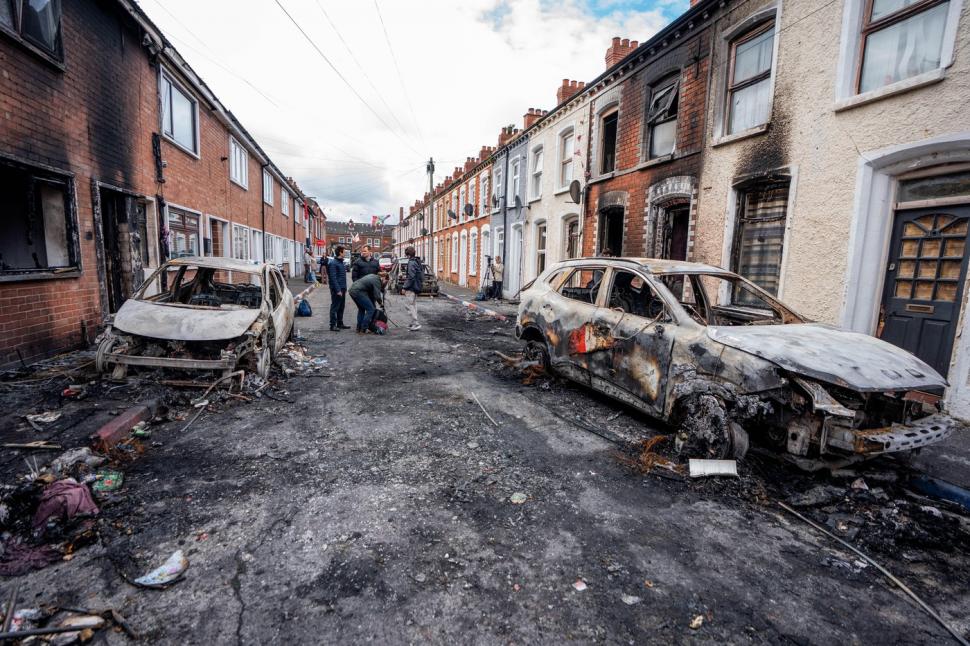 Românii din Belfast au cerut ajutorul MAE. Protestatarii violenți le-au vandalizat locuințele, unii vor să se întoarcă în România 1076202