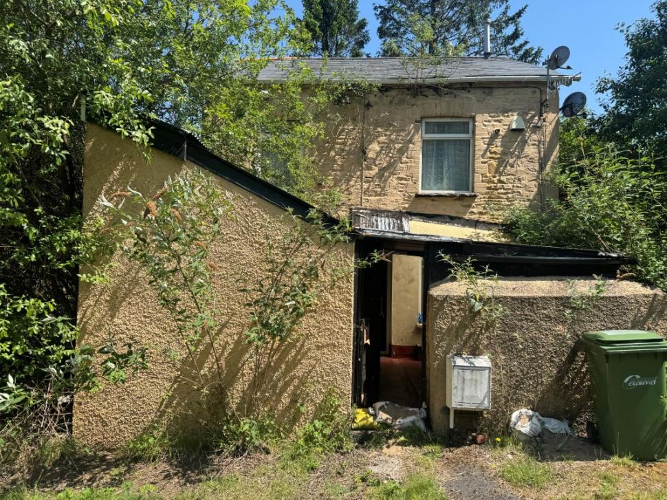 Se vinde singura casă care a mai rămas după demolarea unui sat întreg, dintr-un motiv care s-a dovedit a fi nejustificat 1076116