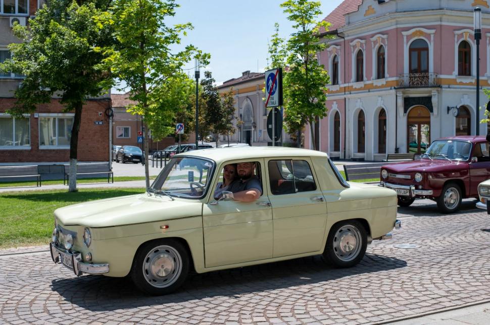 „Sunt mașinile cu care mulți dintre noi au mers în prima vacanță”. Expoziție cu Dacia din perioada comunistă, la Vaslui 1076232