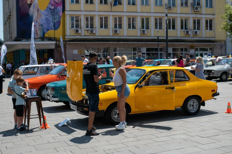 „Sunt mașinile cu care mulți dintre noi au mers în prima vacanță”. Expoziție cu Dacia din perioada comunistă, la Vaslui 1076233