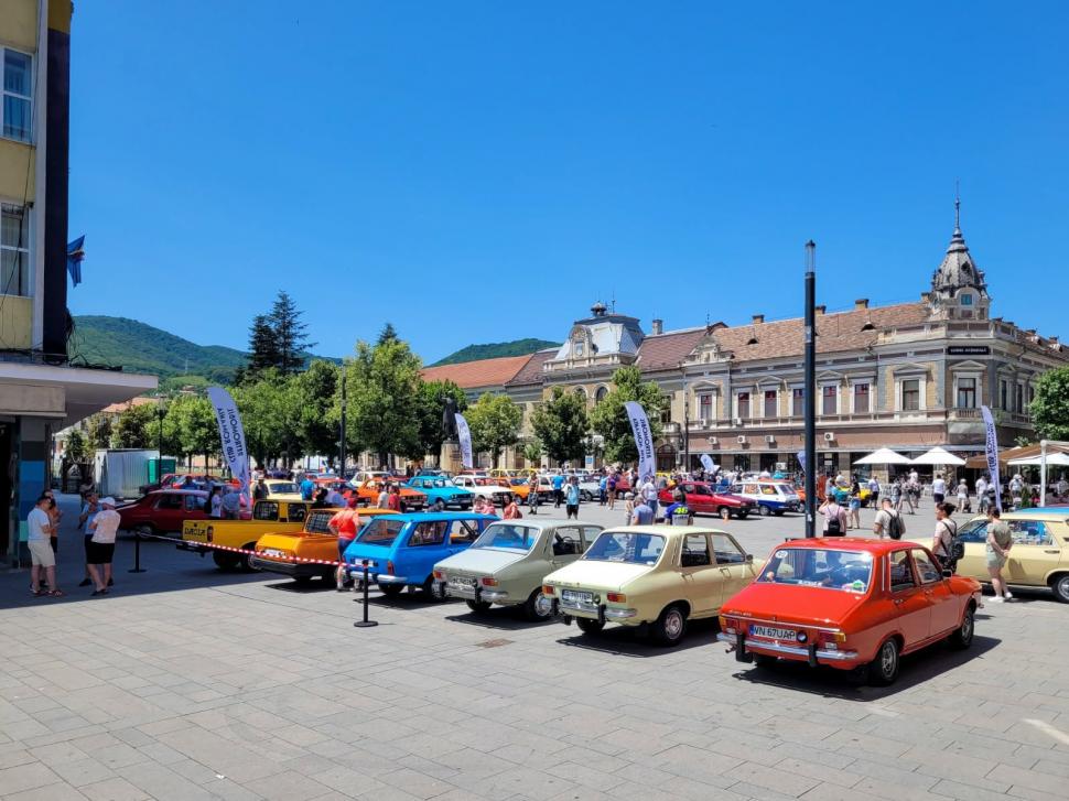 „Sunt mașinile cu care mulți dintre noi au mers în prima vacanță”. Expoziție cu Dacia din perioada comunistă, la Vaslui 1076234