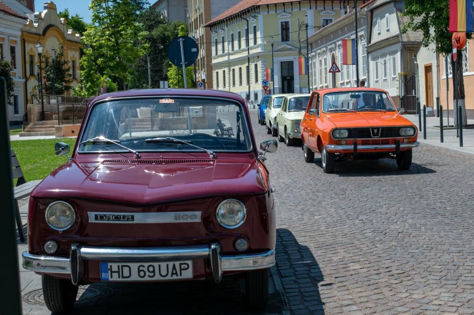 „Sunt mașinile cu care mulți dintre noi au mers în prima vacanță”. Expoziție cu Dacia din perioada comunistă, la Vaslui 1076235
