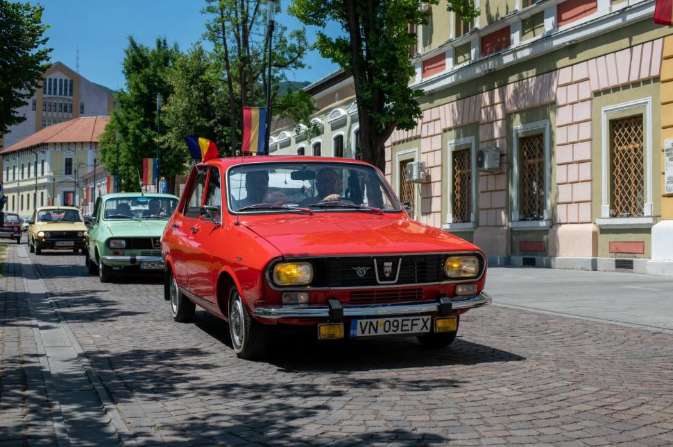 „Sunt mașinile cu care mulți dintre noi au mers în prima vacanță”. Expoziție cu Dacia din perioada comunistă, la Vaslui 1076245
