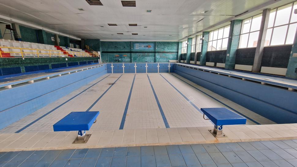 România va avea un bazin semi-olimpic ca nou, într-o clădire simbol care stă în paragină de șase ani. Începe renovarea de 7 milioane € 1076478