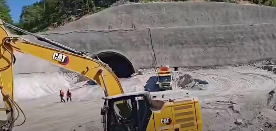 Avansează lucrările pe Autostrada Sibiu-Pitești. Al treilea tunel de la Boița-Cornetu, în execuție. Cele mai noi imagini de pe șantier 1076659