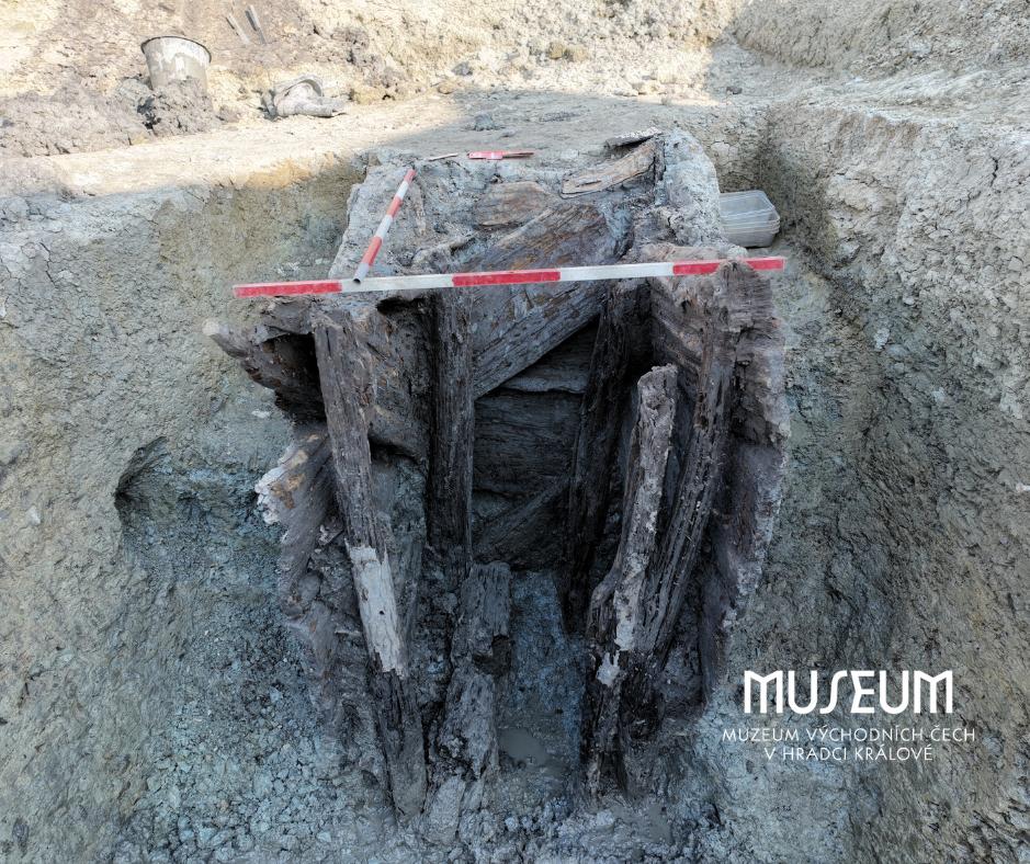 Câţiva muncitori au descoperit monede de aur și alte artefacte rare îngropate de secole sub traseul unei viitoare autostrăzi, în Cehia 1077129