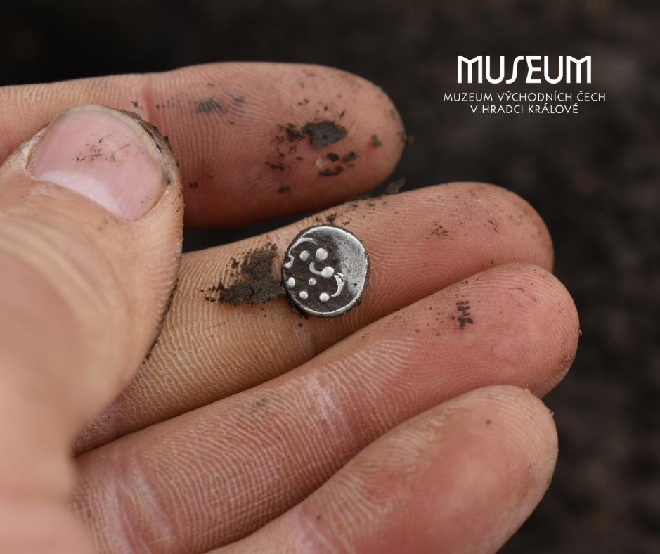 Câţiva muncitori au descoperit monede de aur și alte artefacte rare îngropate de secole sub traseul unei viitoare autostrăzi, în Cehia 1077131