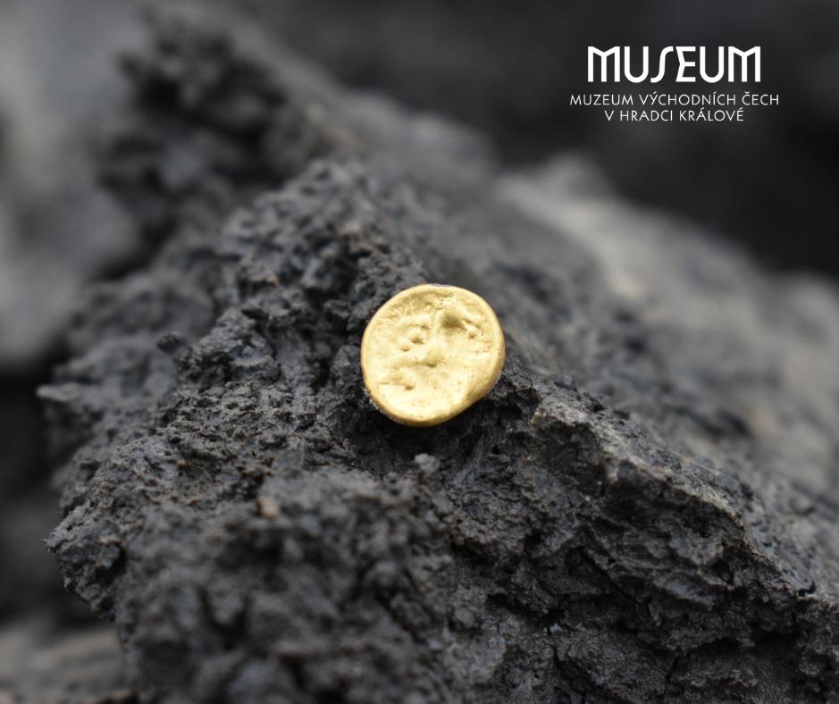 Câţiva muncitori au descoperit monede de aur și alte artefacte rare îngropate de secole sub traseul unei viitoare autostrăzi, în Cehia 1077132